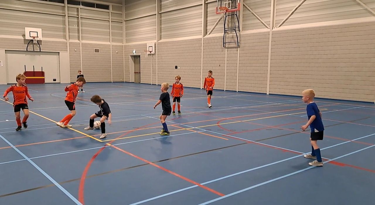 Dora Maatjes, Eindejaarsknallers en Hackers kerstkampioen zaalvoetbal