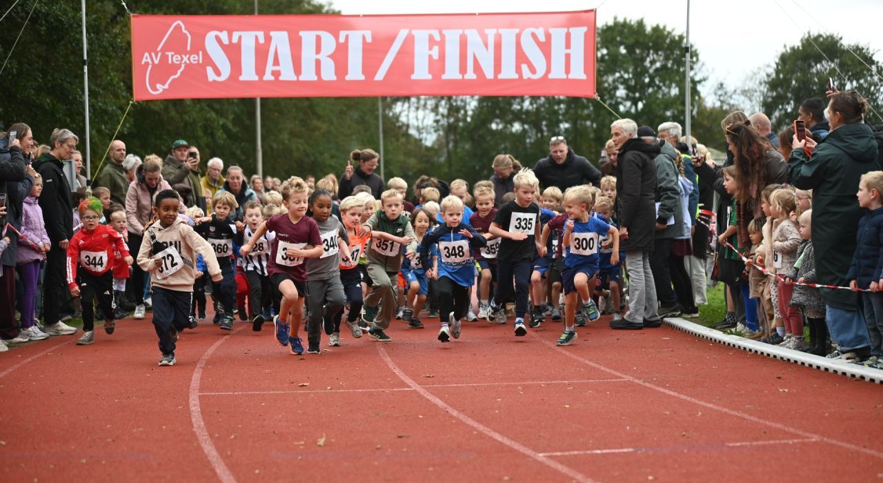 Record aantal deelnemers en baanrecord op 1200 meter bij Scholierenloop.