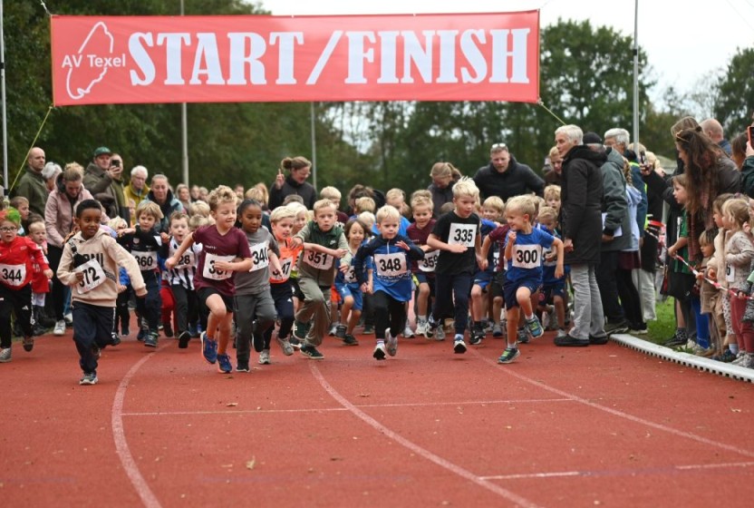 Record aantal deelnemers en baanrecord op 1200 meter bij Scholierenloop.