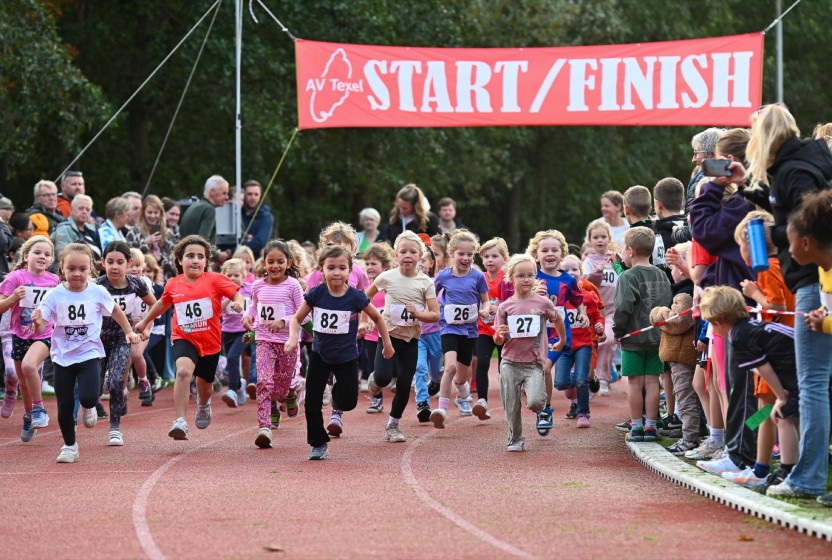 Kinderen lopen hard bij de start van een hardloopwedstrijd