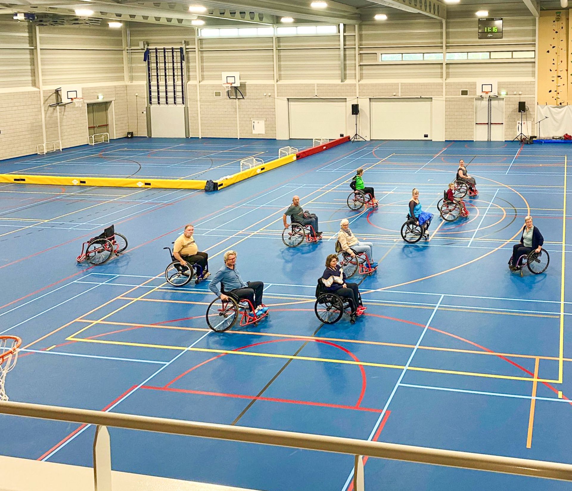 Sporters in een zaal tijdens een clinic