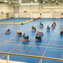 Sporters in een zaal tijdens een clinic