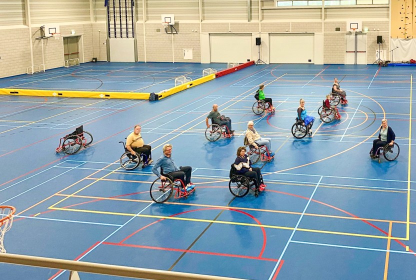 Sporters in een zaal tijdens een clinic
