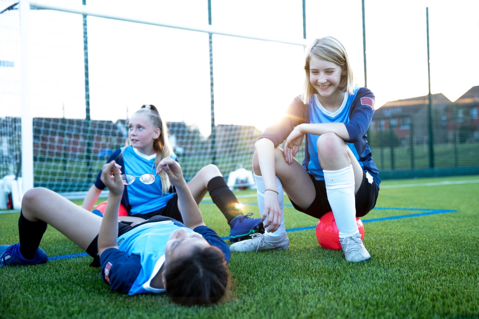 Kinderen spelen voetbal op een kunstgrasveld